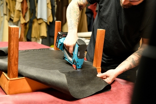 Set capsator electric profesional fara fir tip tacker Novus J-550 cu geanta de transport, 1 baterie CAS 18V + incarcator si 5.000 capse